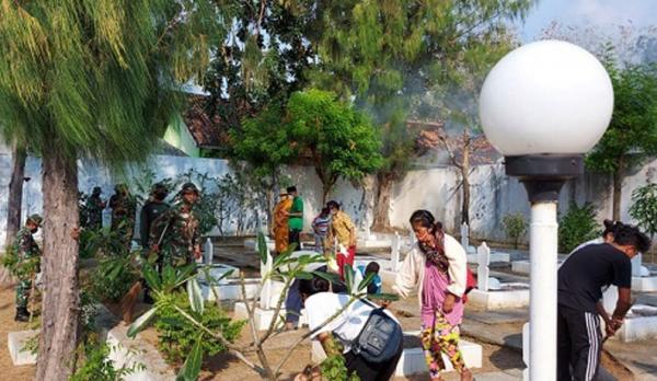 Sambut Waisak, Puluhan Umat Budha di Rembang Bersihkan Taman Makam Pahlawan