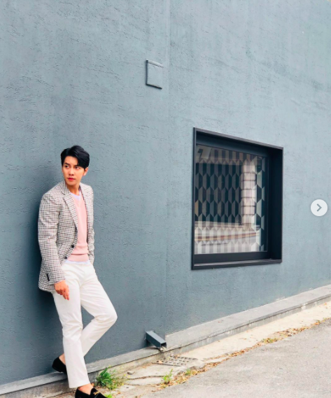 24 Lee Sung Gi1 Pesona Lee Seung Gi yang dikabarkan menjalin hubungan dengan Lee Da In. (Foto: Instagram/Lee Sung Gi)