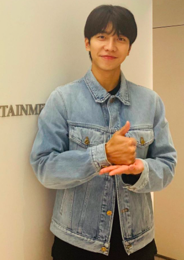 24 Lee Sung Gi3 Pesona Lee Seung Gi yang dikabarkan menjalin hubungan dengan Lee Da In. (Foto: Instagram/Lee Sung Gi)