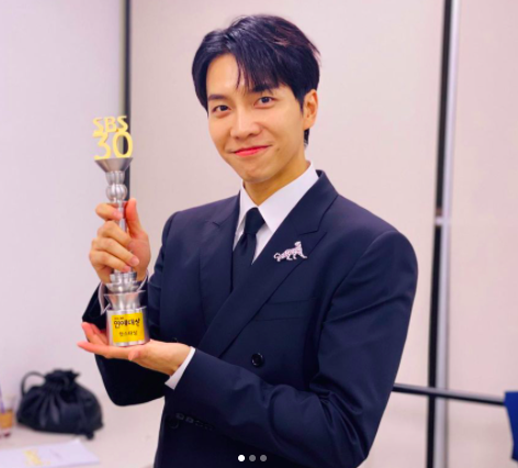 24 Lee Sung Gi5 Pesona Lee Seung Gi yang dikabarkan menjalin hubungan dengan Lee Da In. (Foto: Instagram/Lee Sung Gi)