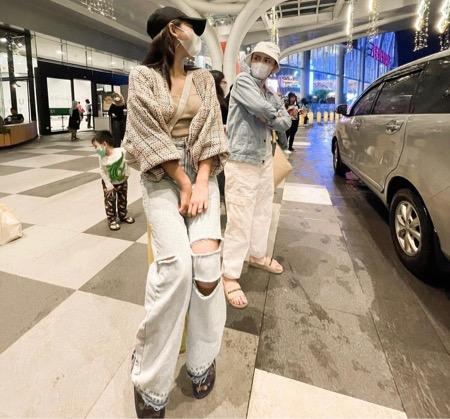 Amanda Glenca Amanda dan Glenca saat ke Mal bareng.