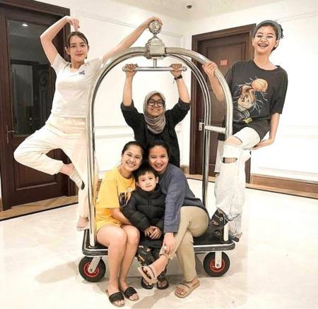 Amanda Glenca1 Amanda dan Glenca di luar syuting.