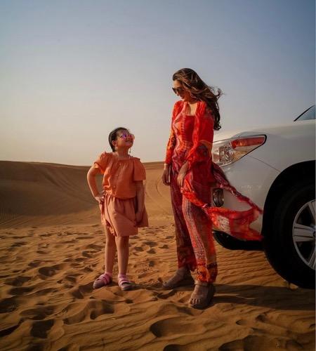 Ashanty dan Arsy Ashanty dan Arsy di padang pasir Dubai.