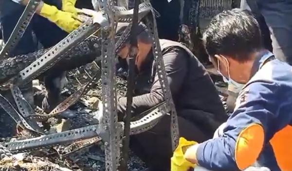 Tim Labfor Polda Bali melakukan olah TKP kebakaran Pasar Lelateng di Jembrana, Senin (24/5/2021). (Foto: iNews.id/Nyoman Sudika)