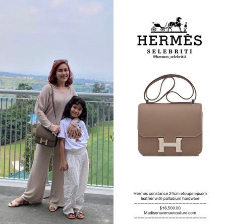 Ayu Ting Ting Ayu Ting Ting berfoto bersama anaknya Bilqis.