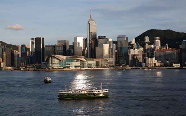 Pemandangan umum Victoria Harbour di depan kumpulan gedung pencakar langit di Hong Kong, China. (Foto: Reuters)