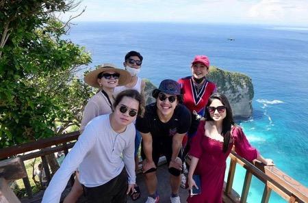 Maia saat liburan dengan Dul dan Tissa Biani.