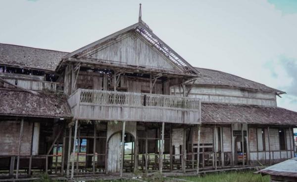 Rumah kayu bekas Sekolah Rakyat Tinghoa di Kotawaringin Barat, Kalimantan Tengah berdiri sebelum Indonesia merdeka. (Foto: MNC/ Sigit Dzakwan)