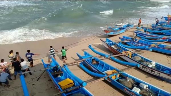 gelombang tinggi di pantai baron Pantai Baron di Gunungkidul merupakan salah satu pantai instagramable. (Foto: iNews.id/Surhajono)