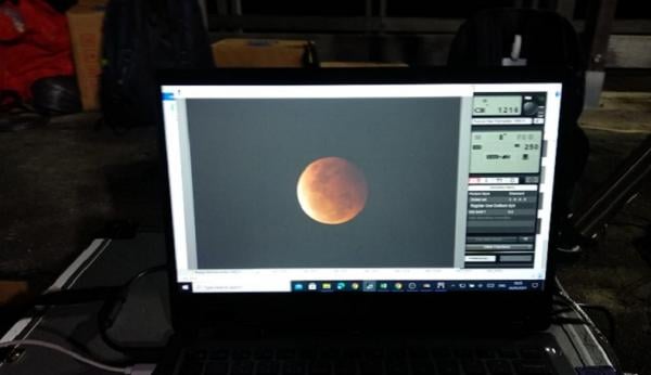 Gerhana bulan 345 Penampakan gerhana bulan total di Ancol. (Foto MNC Portal).