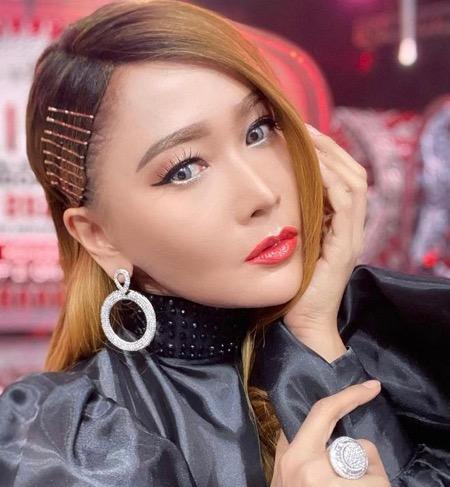 Inul daratista hitam Glamor serba hitam.