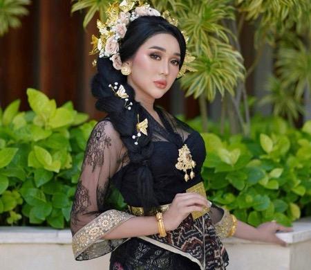 Lucinta 11 Lucinta berpakaian adat Bali.