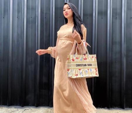 LucintaL Lucinta pamer perut buncit.