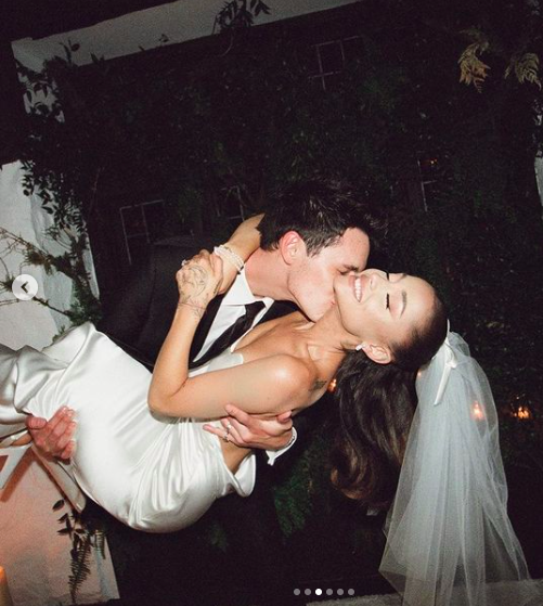 27 Ariana Grande1 Pose ciuman mesa Ariana Grande dan suaminya Dalton Gomez. (Foto: Instagram/Ariana Grande)