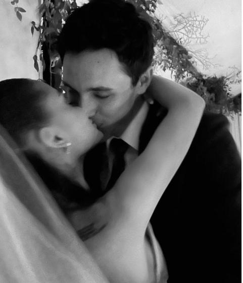 27 Arina Grande Pose ciuman mesa Ariana Grande dan suaminya Dalton Gomez. (Foto: Instagram/Ariana Grande)