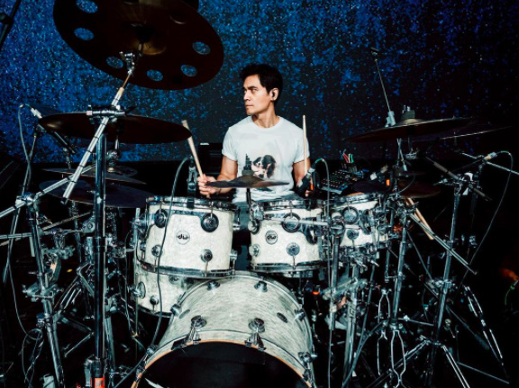 Pesona kegantengan abadi Tyo Nugros. (Foto: Instagram/Tyo Nugros)