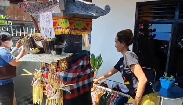 Korban pencurian celana dalam perempuan di Buleleng, Bali menunjukkan lokasi jemuran yang dicuri. (Foto: iNews.id/Pande Wismaya)
