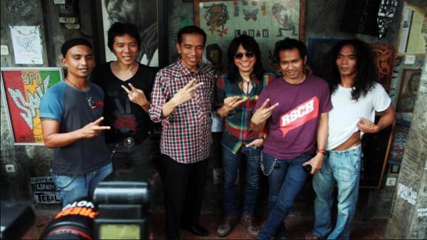 Abdee Slank Jokowi Cagub DKI Jakarta Jokowi mampir ke markas Slank di Gang Potlot, Jaksel pada 2012. (Foto: Okezone).