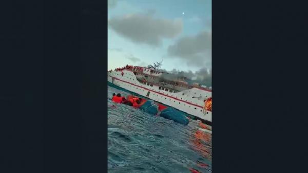Detik-detik evakuasi korban kapal terbakar di perairan Kepulauan Sula. (Foto: iNews/Ismail Sangaji).