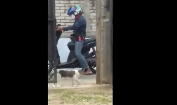 Eksibisionis Payakumbuh 2 Pelaku eksibisionis terekam kamera sedang masturbasi di pinggir jalan. (Foto: iNews.d/Agung Sulistyo)