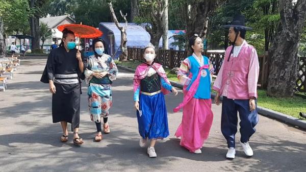 Pegawai objek wisata Karangresik, Tasikmalaya mengenakan kostum tradisional Jepang dan Korea Selatan. (Foto: iNews/Asep Juhariyono)