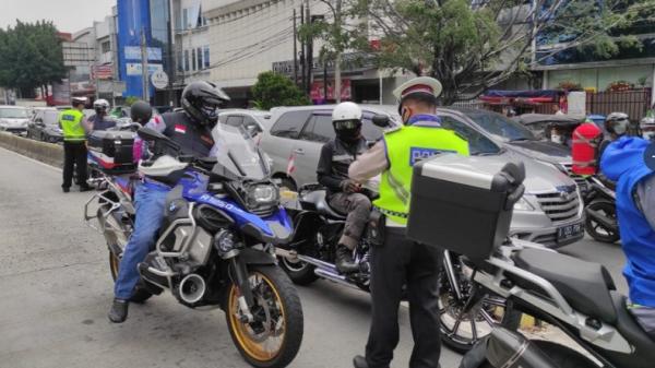 Moge Ditilang 2 Tmc Poldametro Polisi menghentikan dan memberikan surat tilang kepada rombongan moge yang menerobos jalur Transjakarta, Sabtu (29/5/2021). (Foto: TMC Polda Metro Jaya).