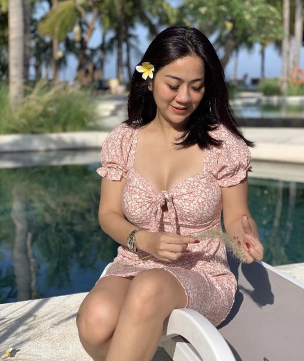 Gaya seksi Tante Erni, selebgram di Instagram. (Foto: Instagram)