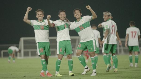 Gelandang Timnas Indonesia Evan Dimas (nomor punggung 6) merayakan gol ke gawang Oman pada laga uji coba di Stadion The Sevens, Dubai, Uni Emirat Arab (UEA), Sabtu (29/5/2021) malam WIB. (Foto: PSS)
