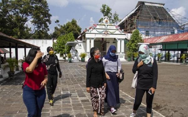 Para wisatawan mengunjungi Keraton Yogyakarta (Foto: Antara/Hendra Nurdiyansyah)