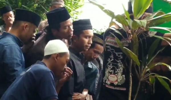 Isak Tangis Keluarga Iringi Pemakaman Jenazah Korban Kecelakaan Maut Di ...