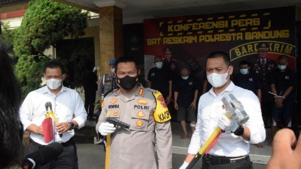 Kapolresta Bandung Kombes Pol Hendra Kurniawan menunjukkan barang bukti alat yang digunakan kelima pelaku untuk membobol minimarket. (Foto: Humas Polresta Bandung)
