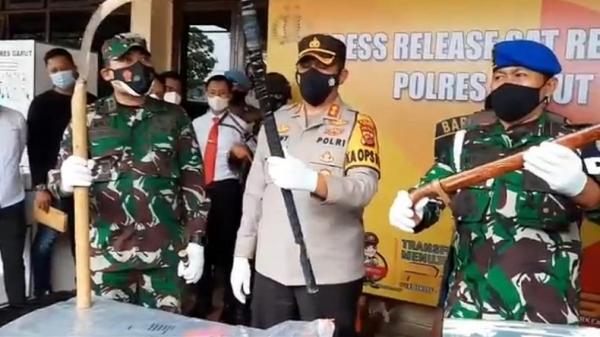 PREMAN GARUT2 Kapolres Garut AKBP Adi Benny Cahyono (tengah), Dandim 0611/Garut Letkol Inf CZI Deni Iskandar MTr (Han), dan Dandenpom III/Garut Letkol CPM Imran Ilyas menunjukkan senjata tajam yang disita dari tersangka Dadang Buaya. (Foto: iNews/Ii Solihin)