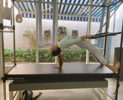 Para artis ini memilih rutin olahraga pilates yang juga bisa membuat hati bahagia. (Foto: Instagram)