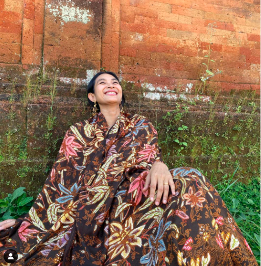 Screen Shot 2021 06 01 At 10 30 53 Happy Salma aktris dan juga pemain teater ini selalu terlihat bahagia dengan gaya busananya yang modern. (Foto: Instagram/Happy Salma)