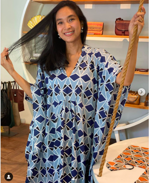 Screen Shot 2021 06 01 At 10 31 31 Happy Salma aktris dan juga pemain teater ini selalu terlihat bahagia dengan gaya busananya yang modern. (Foto: Instagram/Happy Salma)