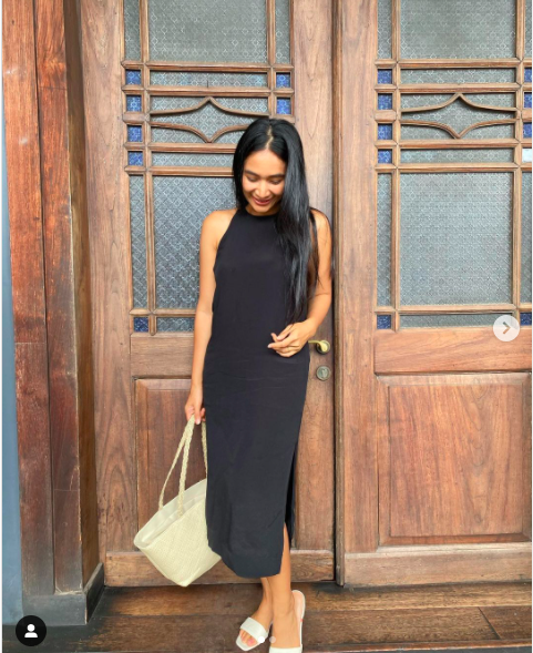 Happy Salma aktris dan juga pemain teater ini selalu terlihat bahagia dengan gaya busananya yang modern. (Foto: Instagram/Happy Salma)