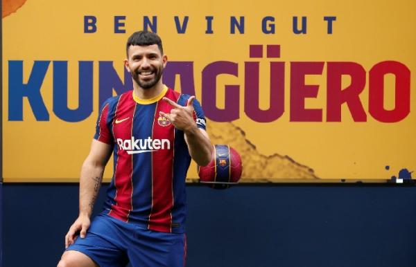 Barcelona akhirnya memperkenalkan Sergio Aguero sebagai pemain barunya di Camp Nou. (foto: Reuters)