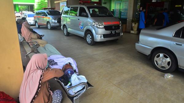 Kudus Hospital is Full, Patients Lying in Waiting Chairs