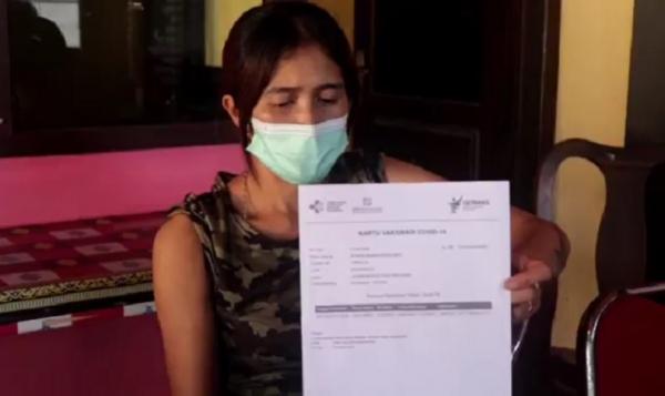 Ni Made Misiani Wismayanti mengalami gatal-gatal dan bentol di kulit usai mengikuti vaksinasi Covid-19. (Foto: iNews/Pande Wismaya)