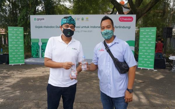 Febri Hutama selaku Marketing Manager Le Minerale bersama Gautama Adi Kusuma selaku VP Public Policy and Government Relations Gojek Indonesia foto bersama.