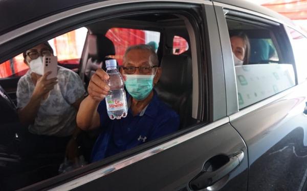 Salah satu peserta Vaksinasi Drive Thru bagi para lansia yang diselenggarakan oleh Le Minerale bersama Gojek Indonesia