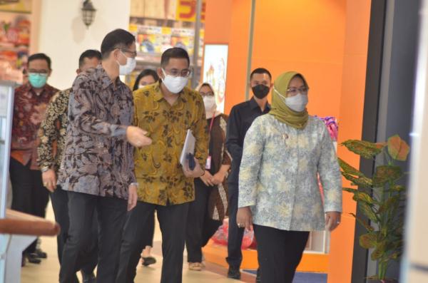 CEO PSIS yang juga Pembina Persik usai menggelar pertemuan dengan Bupati Kendal Dico Ganinduto. (Istimewa)