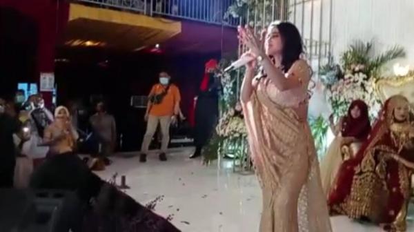 Dewi Persik saat manggung di acara hajatan di Kabupaten Kudus beberapa waktu lalu. Foto: ANTARA/HO-Netizen.