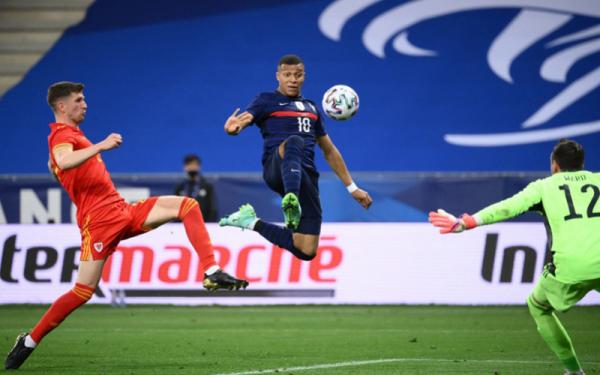 Kylian Mbappe Winger Prancis Kylian Mbappe beraksi saat melawan Wales pada laga uji coba jelang Euro 2020, Kamis (3/6/2021) dini hari WIB. (Foto: Twitter @equipedefrance)