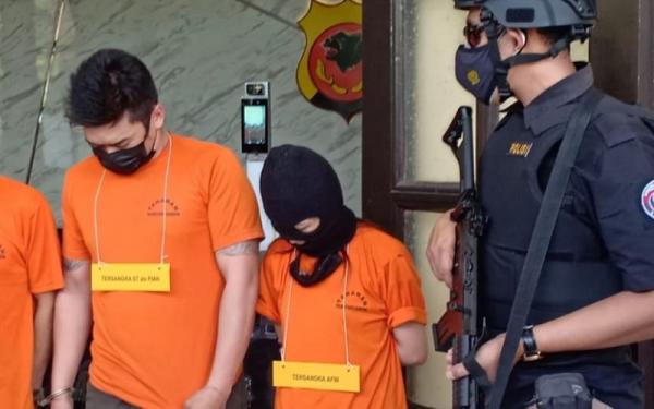 Pasutri Stevian dan Ana Fransiska ditangkap karena mengedarkan 2 kg sabu. (Foto: iNews.id/Agus Warsudi)