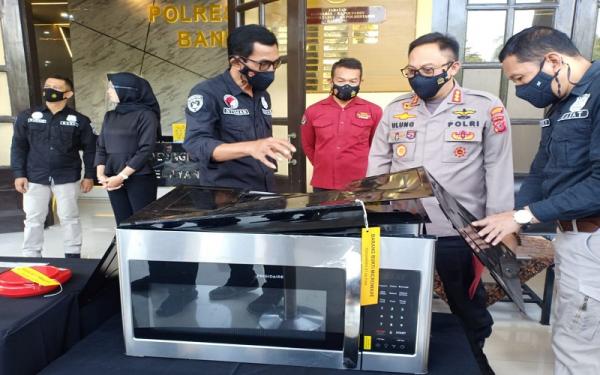 Tersangka Stevian dan Ana Fransiska menyembunyikan sabu seberat 871 gram di dalam microwafe. (Foto: iNews.id/Agus Warsudi)