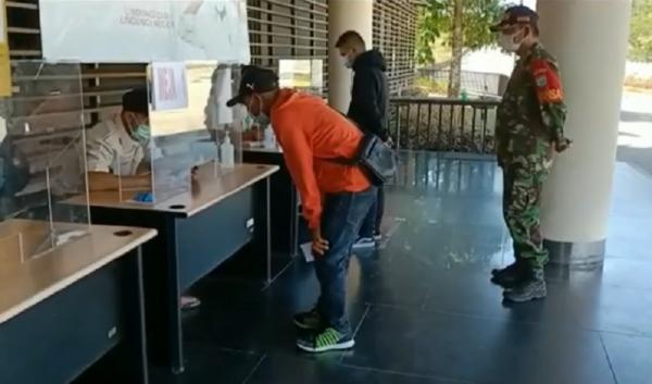 Pekerja migran Indonesia (PMI) pulang melalui PLBN Aruk. (Foto: iNews.id/Uun Yuniar)