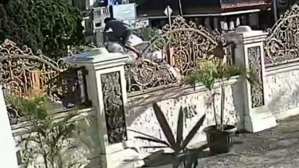 Rekaman CCTV orang buang karung berisi sampah di depan rumah warga Bukittinggi, Sumbar (Wahyu Sikumbang/iNews)