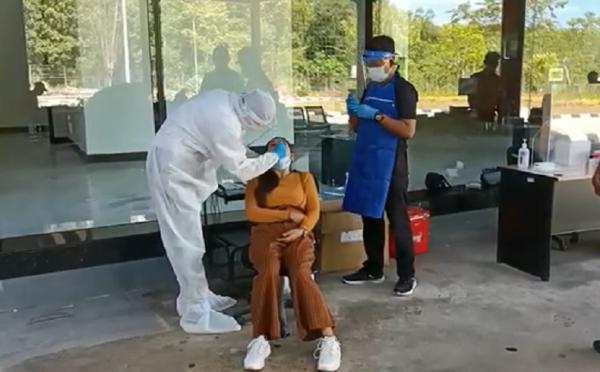 Tes swab Pekerja Migran Pekerja migran Indonesia (PMI) pulang melalui PLBN Aruk menjalani tes swab PCR. (Foto: iNews.id/Uun Yuniar)