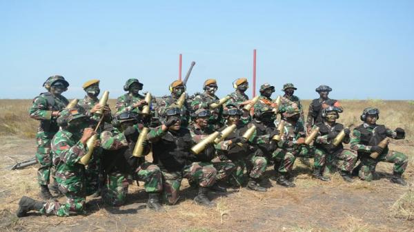 YONHANUD LATIHAN MENEMBAK2 Prajurit yang mengikuti latihan menembak senjata berat meriam. (Foto: Pendam Siliwangi)